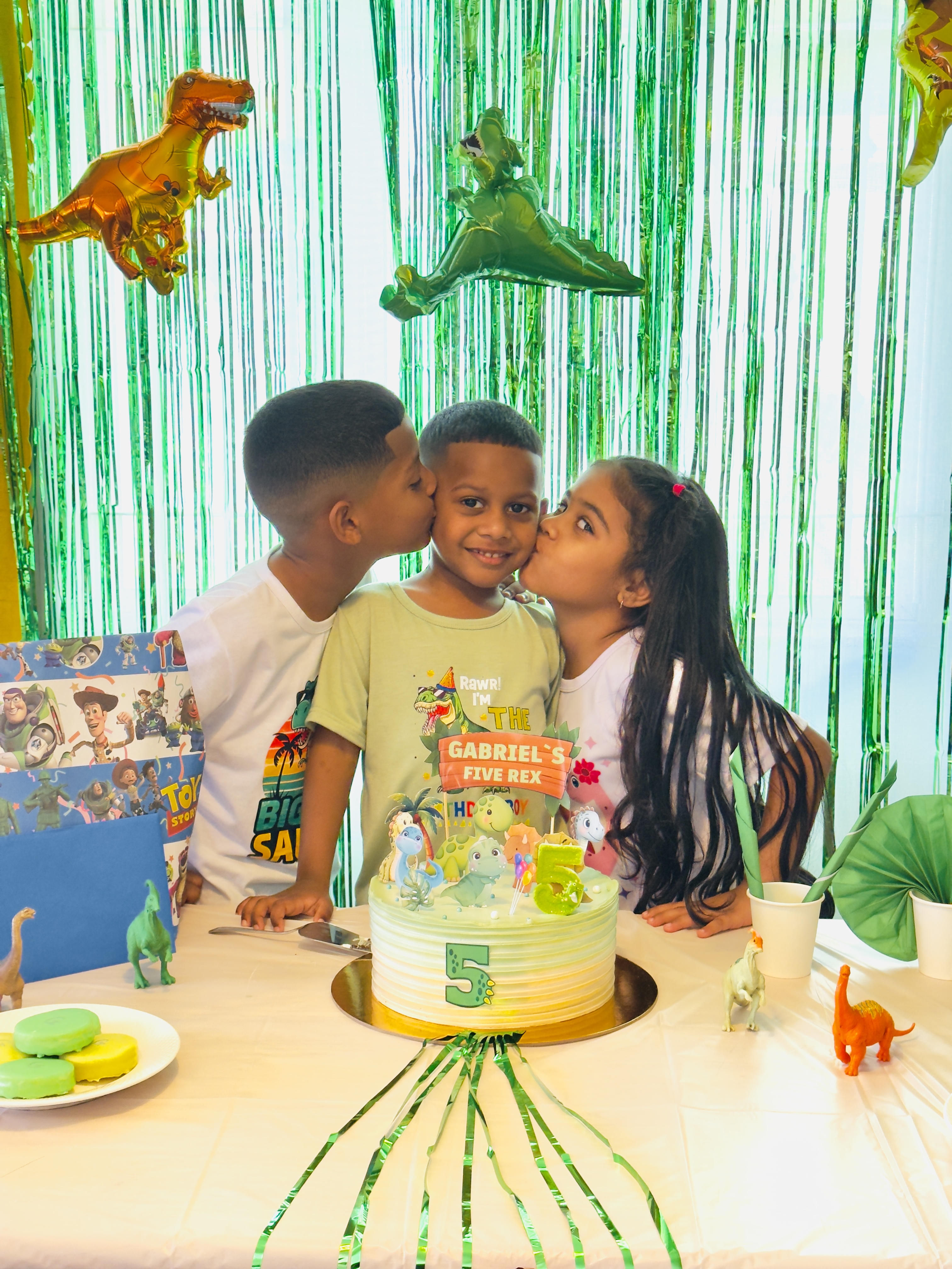 Gabriel avec son frère et sa sœur